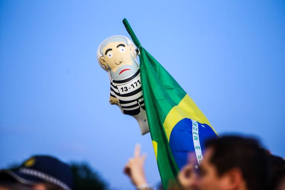 Brasília(DF), 19/12/2018, Manifestantes pró e contra a possív