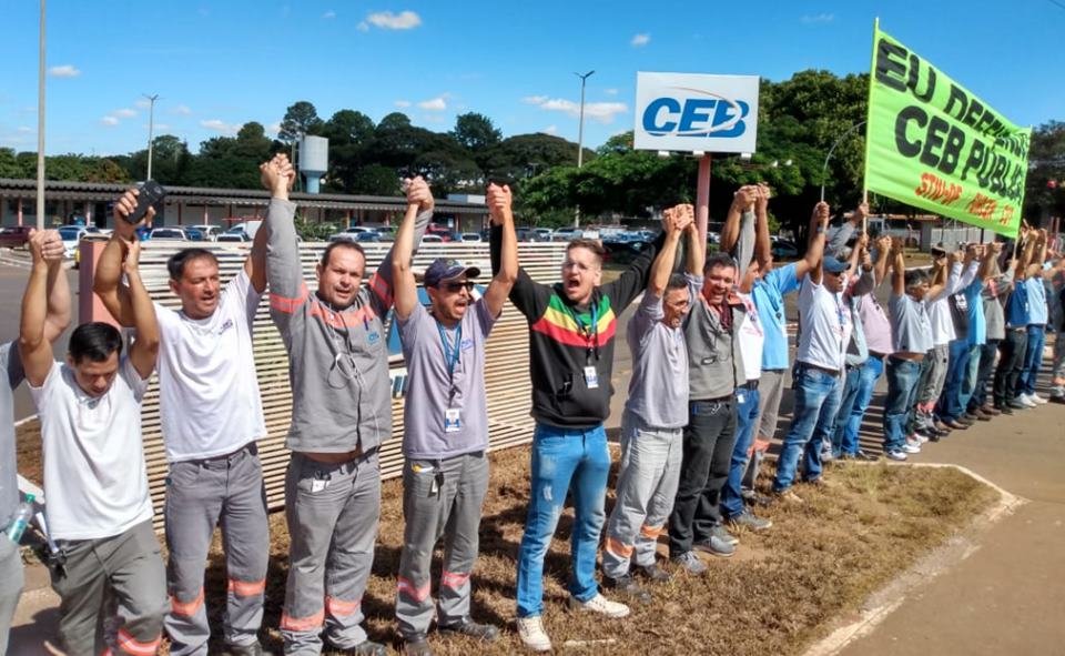 Contra privatização, trabalhadores dão abraço simbólico na CEB