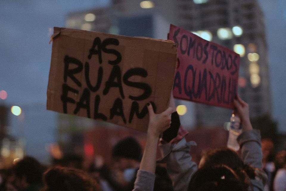 Democracia em vertigem: bolsonaristas atacam Netflix; Caetano