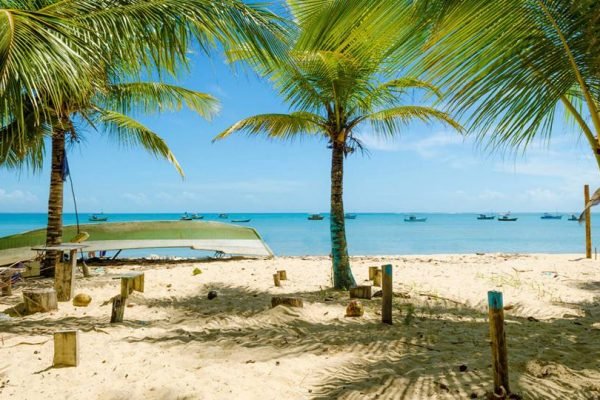 Casal de PMs “mete” atestado de Covid e vai curtir praia na Bahia