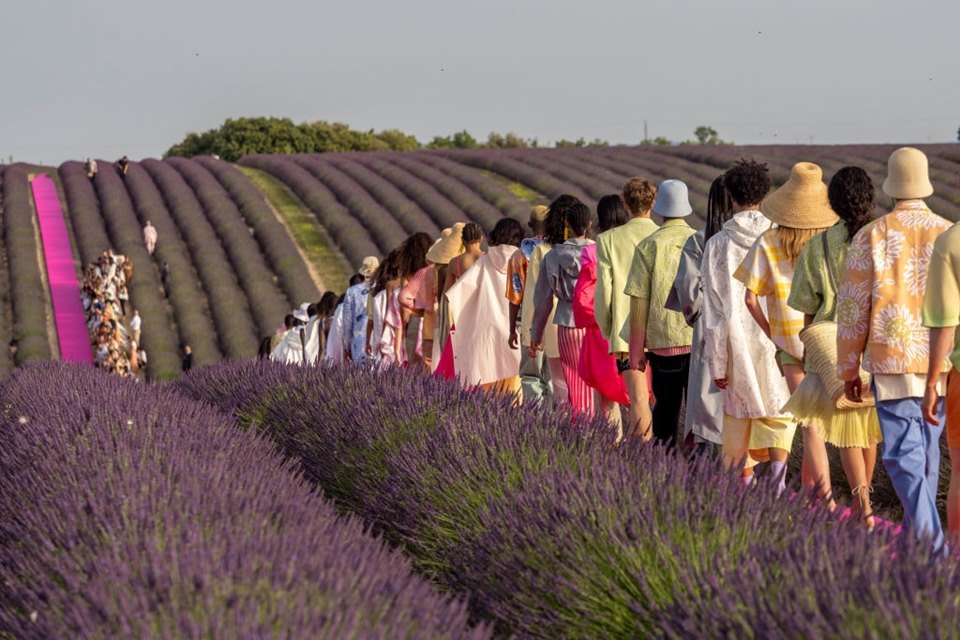 desfile da Jacquemus de primavera/verão 2020 em campo de lavanda