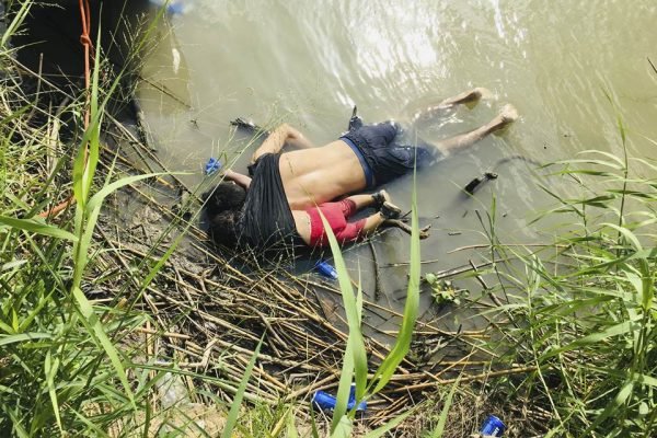 Imagem de pai e filha afogados no Rio Grande reflete drama dos que se arriscam para chegar aos EUA
