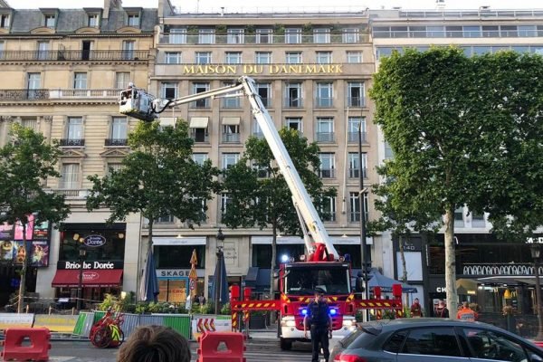 Princípio de incêndio atinge prédio na Champs Elysee, em Paris