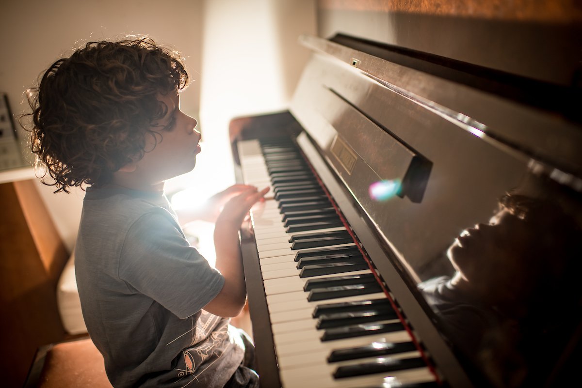 Hugo nunca teve aulas de música mas toca piano como ninguém: como