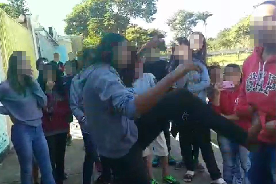 Confusão de pais na saída de escola termina na delegacia