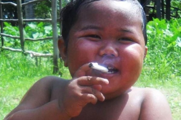 Veja como está hoje o menino que fumava 40 cigarros aos 2 anos