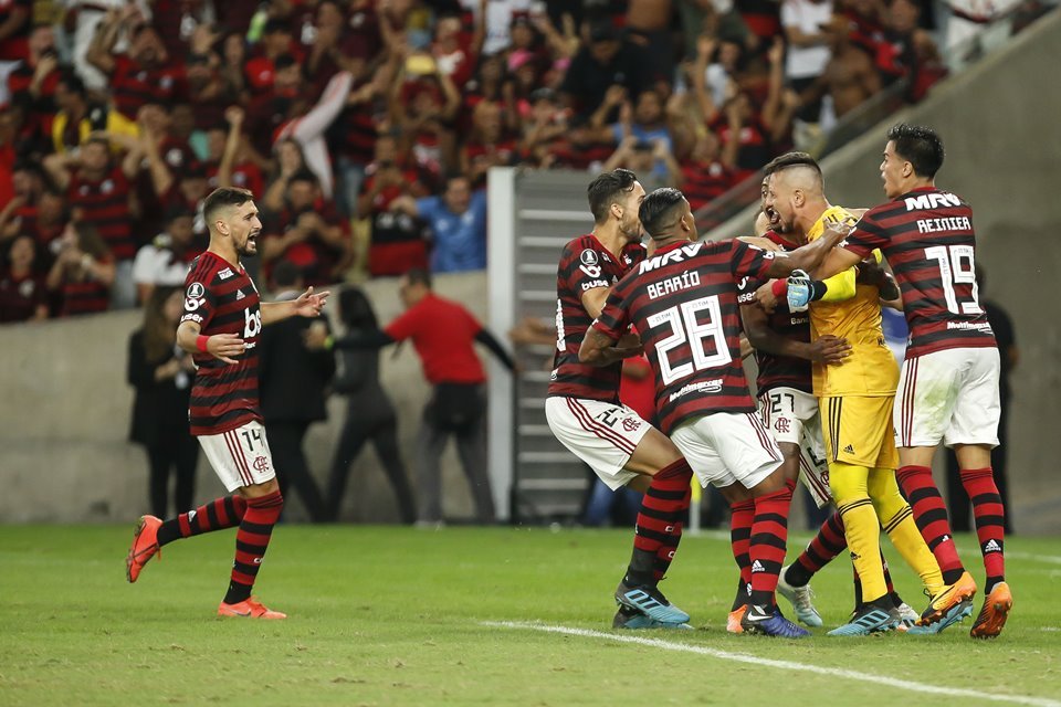 Flamengo vence Emelec com drama nos pênaltis e avança na Libertadores