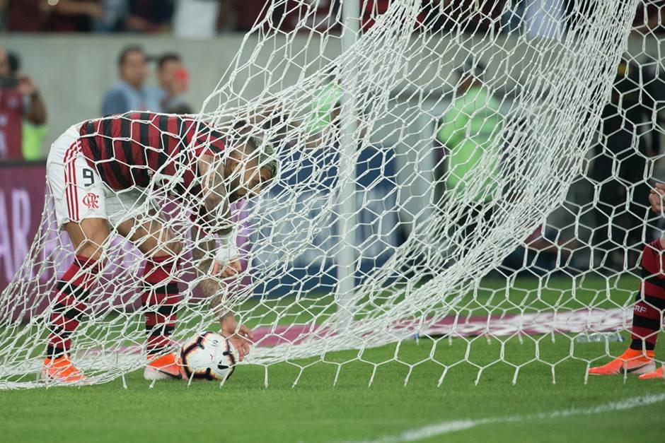 Flamengo vence Emelec com drama nos pênaltis e avança na Libertadores