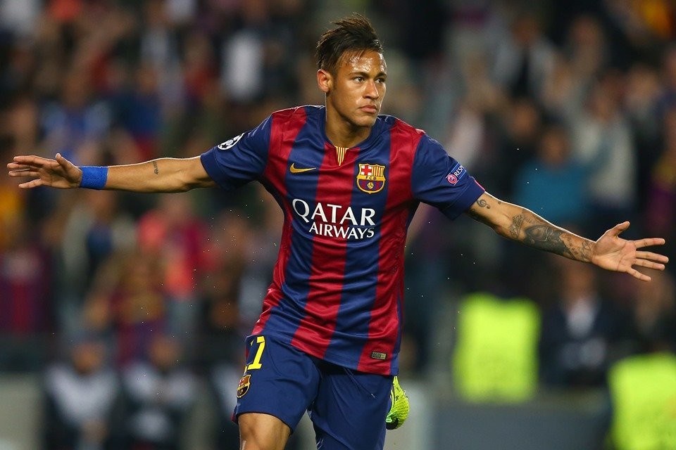 Pai de Neymar vai a Barcelona acertar retorno do filho ao clube