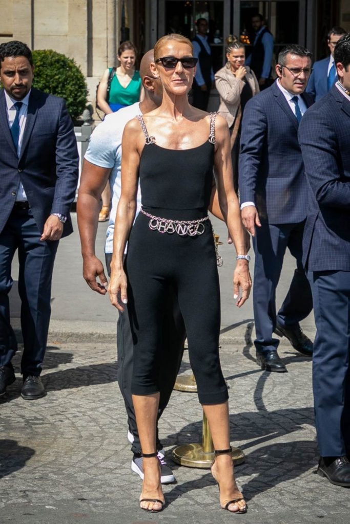 Na imagem com cor, Céline Dion posando para fotos - Metrópoles