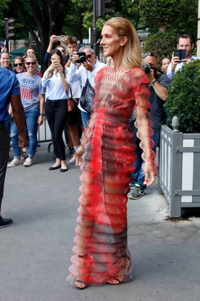 Na imagem com cor, Céline Dion posando para fotos - Metrópoles