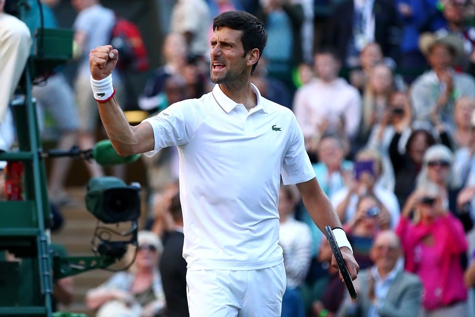 Djokovic vira jogo e vence inglês na estreia em Wimbledon