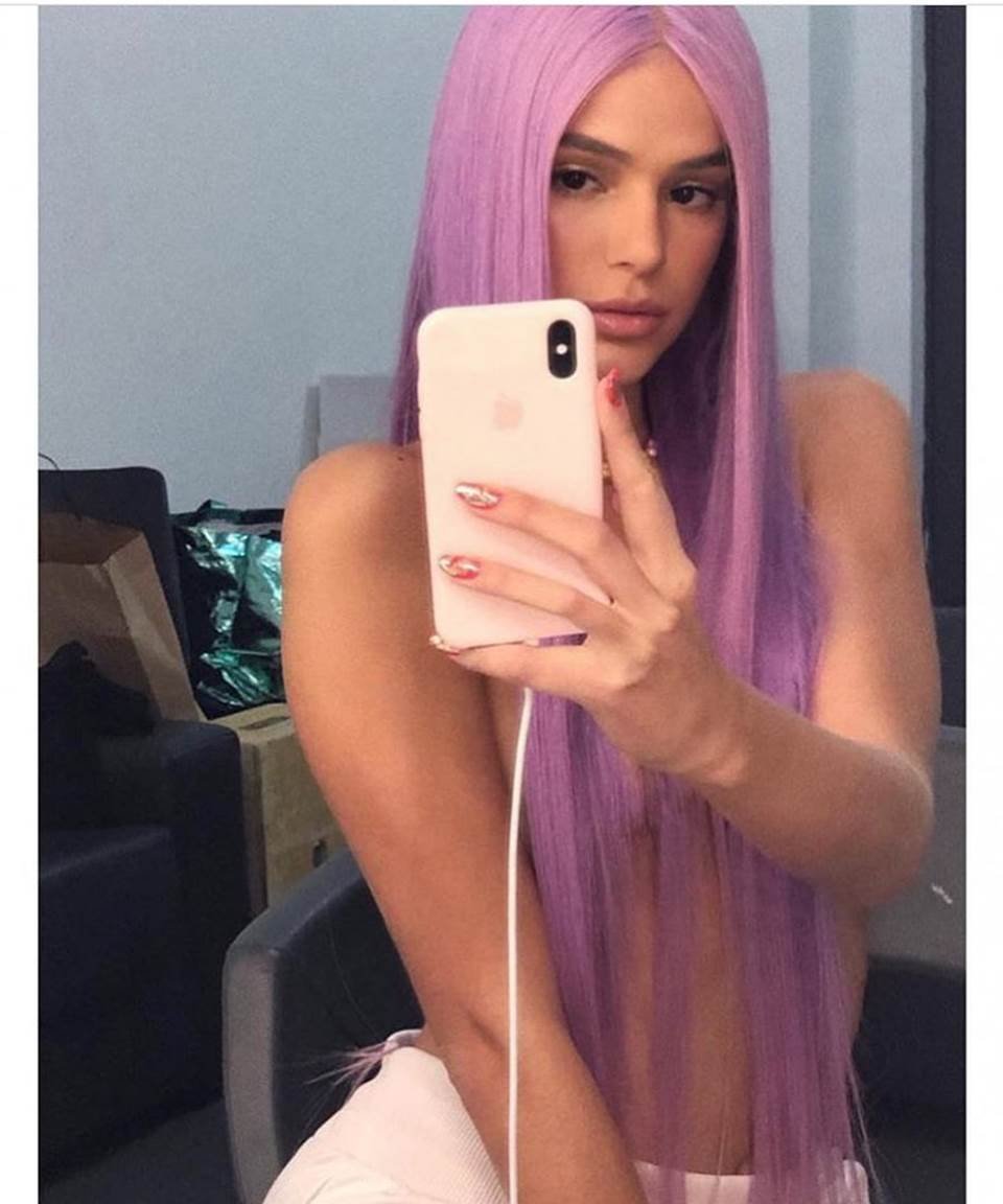 Cabelo Rosa de Kim Kardashian não é peruca, confirma a celeb, Celebridades