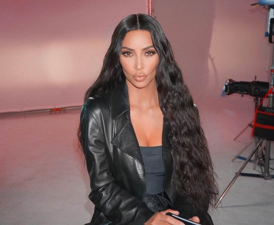 Cabelo Rosa de Kim Kardashian não é peruca, confirma a celeb, Celebridades