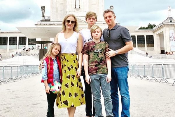 Angélica e Luciano Huck e seus filhos (Foto Reprodução/Metrópoles)