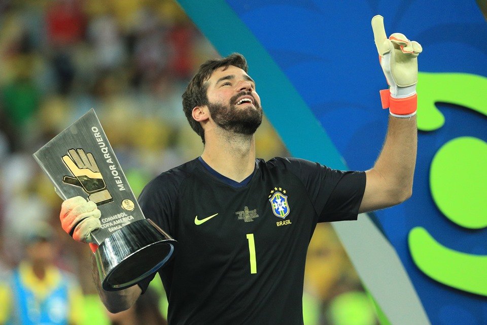 Com a Copa América, Alisson recebe o terceiro prêmio de melhor