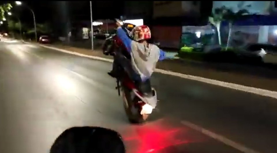 Vídeo: condutor empina moto na W3 Norte e é surpreendido por policial |  Metrópoles