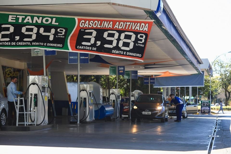 Preço da gasolina baixa e cai a R$ 6,47 no DF. Saiba onde abastecer –  Jornal TaguaCei