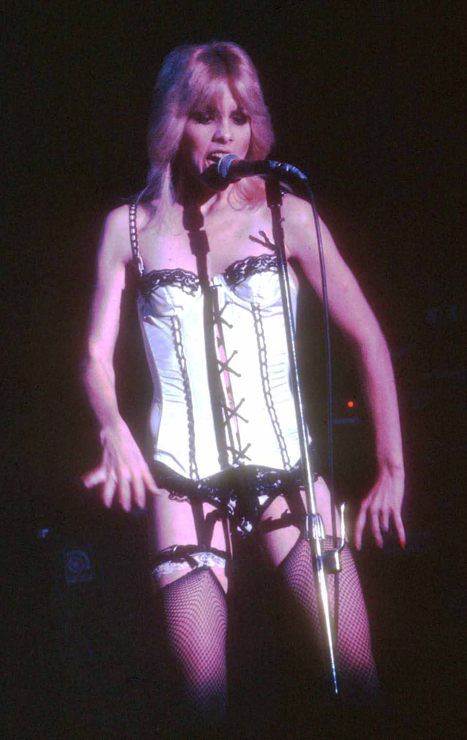 Cherie Currie performando em Los Angeles, no ano de 1977, com The Runaways....