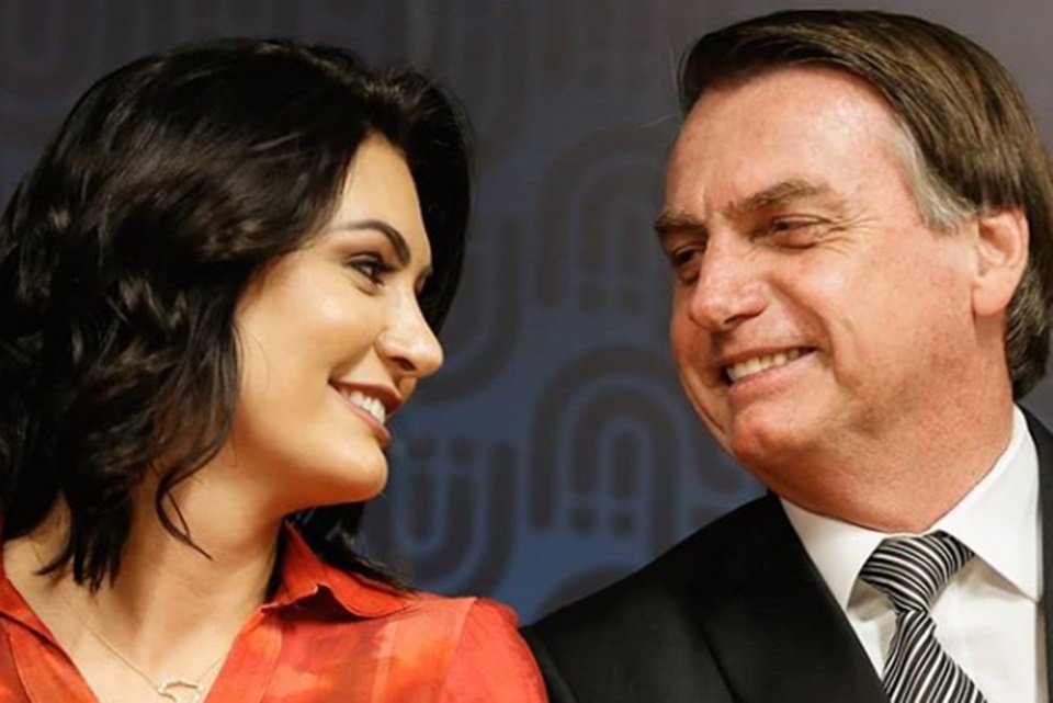 Michelle e Jair Bolsonaro se olham sorrindo