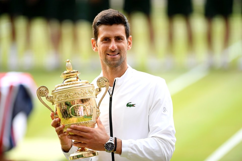 Djokovic bate Federer, leva penta de Wimbledon e iguala feito de Borg