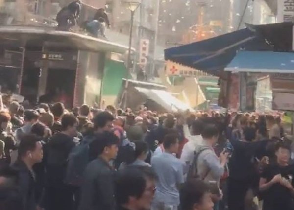 pessoas se manifestando em hong kong Reprodução/Facebook