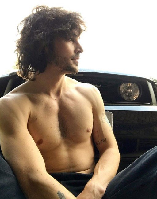 Fiuk sem camisa