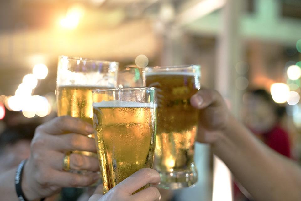 Foto colorida de copos de cerveja-Metrópoles