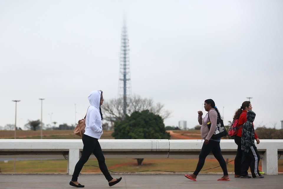 Pontos turísticos, como a Torre de TV, costumam ficar encobertas em dias frios na capital