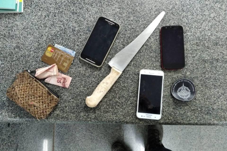 faca e celulares roubados