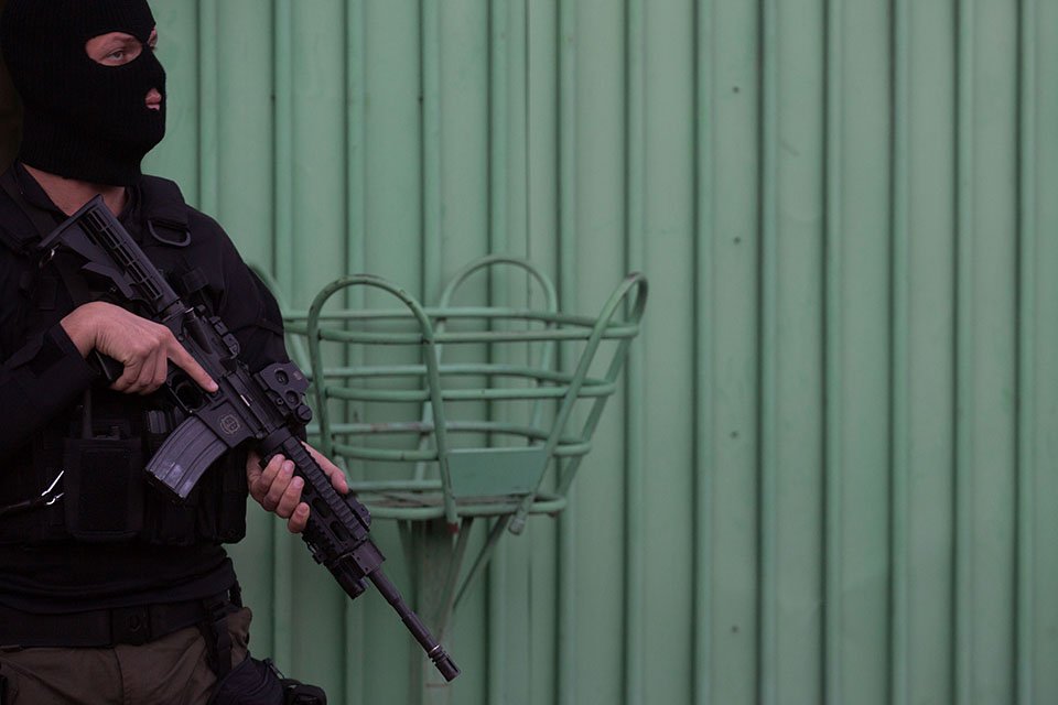 policial armado