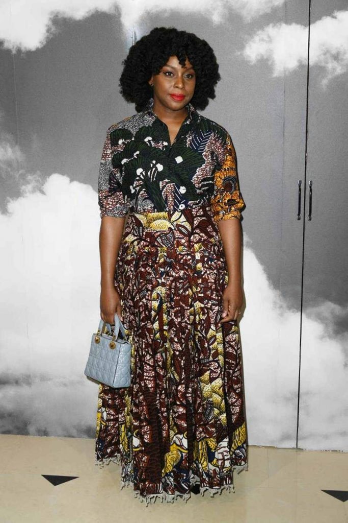 escritora em desfile da Dior