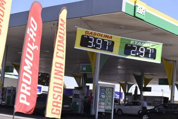 Preço da gasolina baixa e cai a R$ 6,47 no DF. Saiba onde abastecer –  Jornal TaguaCei