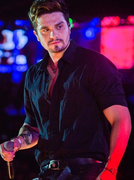 Luan Santa posa para foto