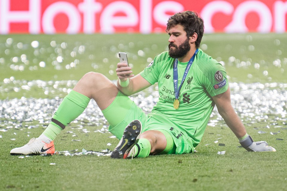 Com a Copa América, Alisson recebe o terceiro prêmio de melhor