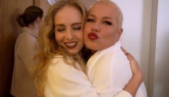 Angélica e Xuxa abraçadas vestindo de roupão branco - metrópoles