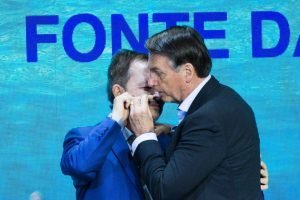 Em culto evangélico, Bolsonaro afirma que a imprensa é “oposição”