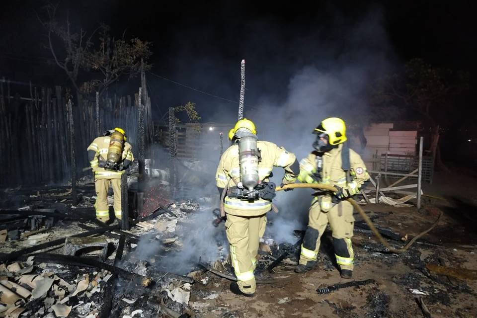 Incêndio assusta moradores e destrói barraco de madeira em Sobradinho