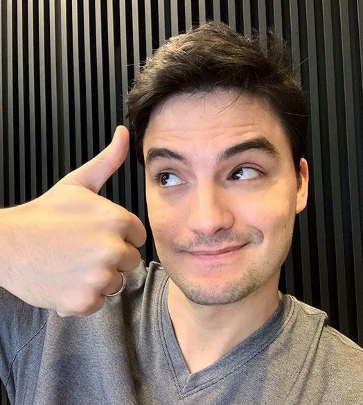 Felipe Neto dá