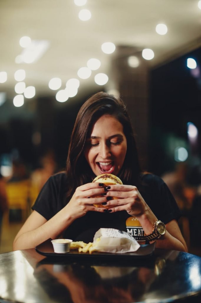 Na foto, hambúrguer com carne e bastante queijo - Metrópoles