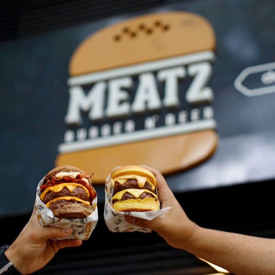 Na foto, hambúrguer com carne e bastante queijo - Metrópoles