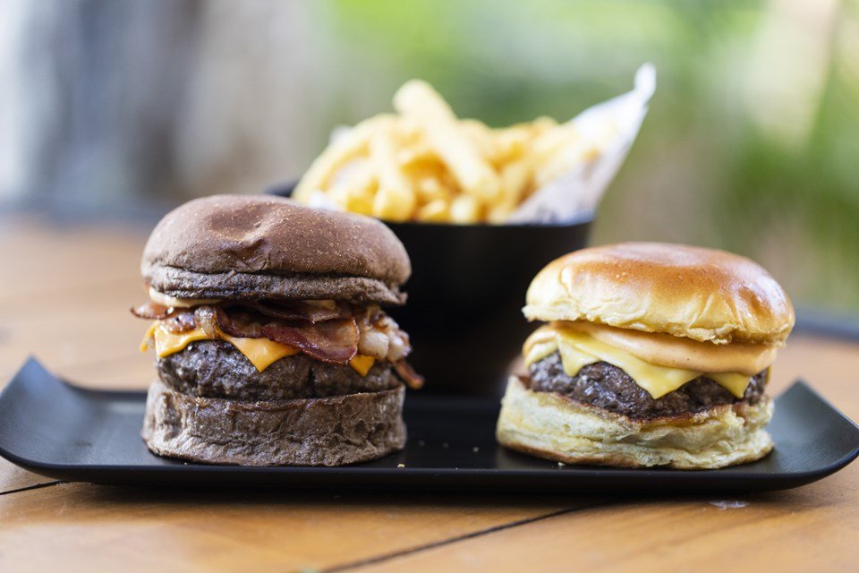 Na foto, hambúrguer com carne e bastante queijo - Metrópoles