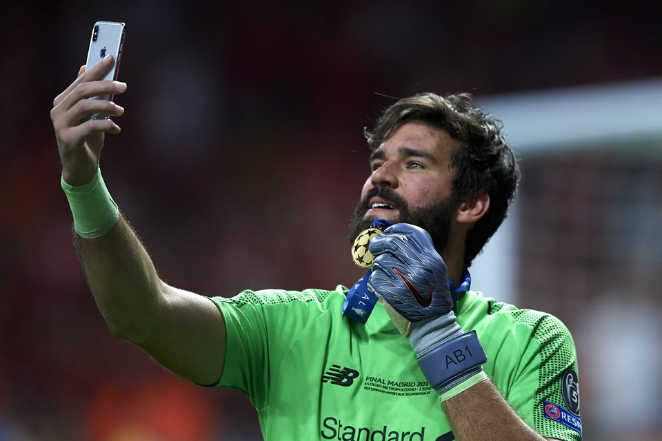 Uefa indica Alisson como finalista ao prêmio de melhor goleiro da Champions;  veja lista por posição, liga dos campeões