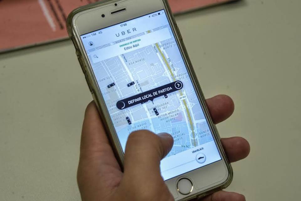 Celular pedindo Uber