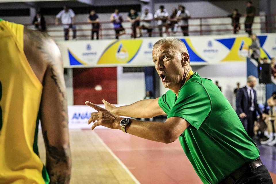 Com Varejão, novo treinador convoca seleção masculina de basquete