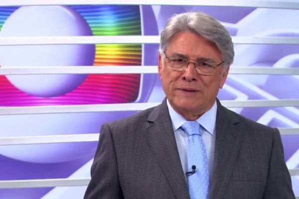 Sérgio Chapelin com a logo do Globo Repórter ao fundo