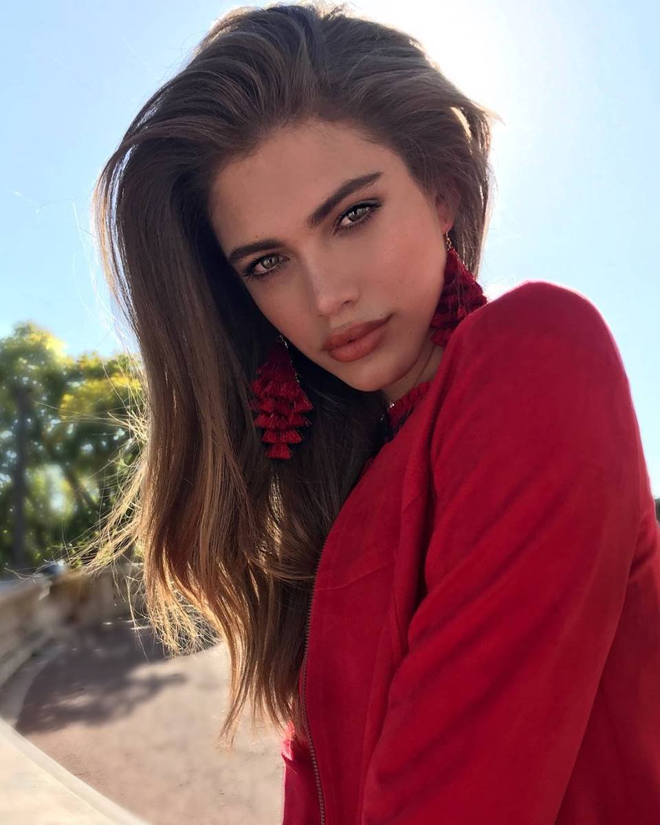 Modelo Valentina Sampaio de vermelho