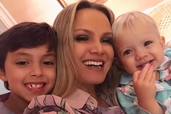 Halloween: Família de Eliana surpreende e arrasa com fantasia criativa.  Fotos! - EG NEWS