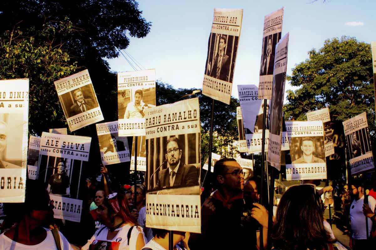 Notícia] Estudantes se manifestam contra a permanência do prof