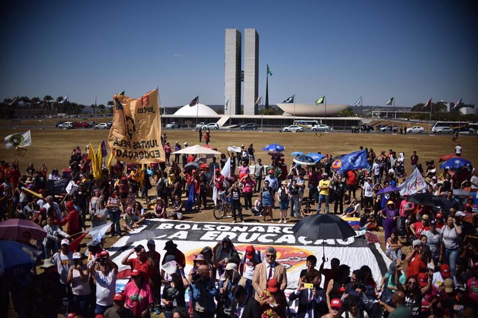 Notícia] Estudantes se manifestam contra a permanência do prof